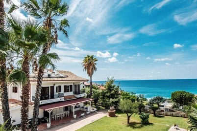 Villa Anna, for 10/13 people, with private pool and near the beach