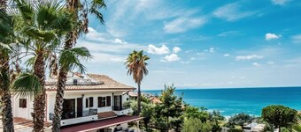 Villa Anna, for 10/13 people, with private pool and near the beach