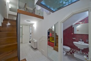Regadera, secadora de cabello, bidet, toallas 