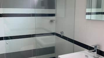 Regadera, regadera tipo lluvia, toallas