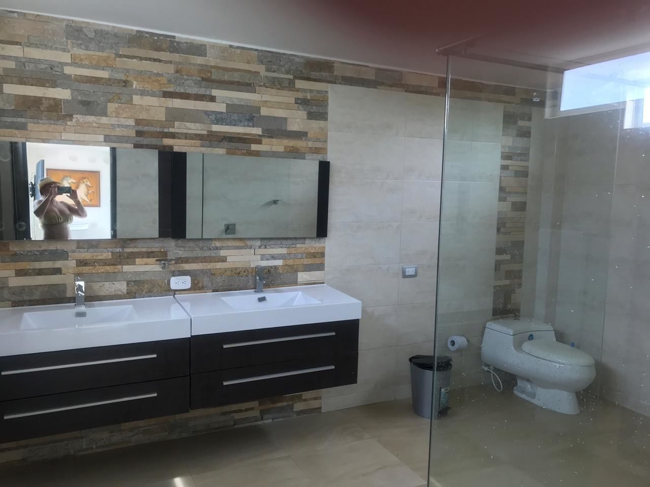 Deluxe Suite, 1 King Bed, Non Smoking | Bathroom | Shower, rainfall showerhead, towels