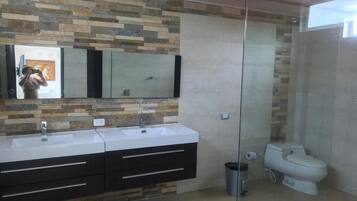 Deluxe Suite, 1 King Bed, Non Smoking | Bathroom | Shower, rainfall showerhead, towels