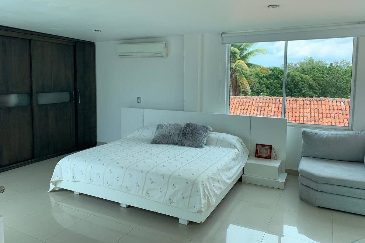 4 bedrooms, desk, WiFi (free), bed sheets