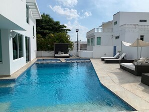 Outdoor pool, pool umbrellas, sun loungers - Villa Loma Linda (Girardot)
