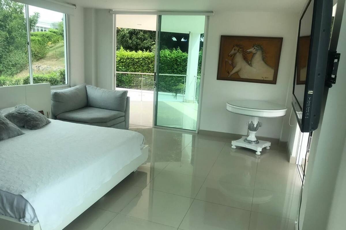 4 bedrooms, desk, WiFi (free), bed sheets