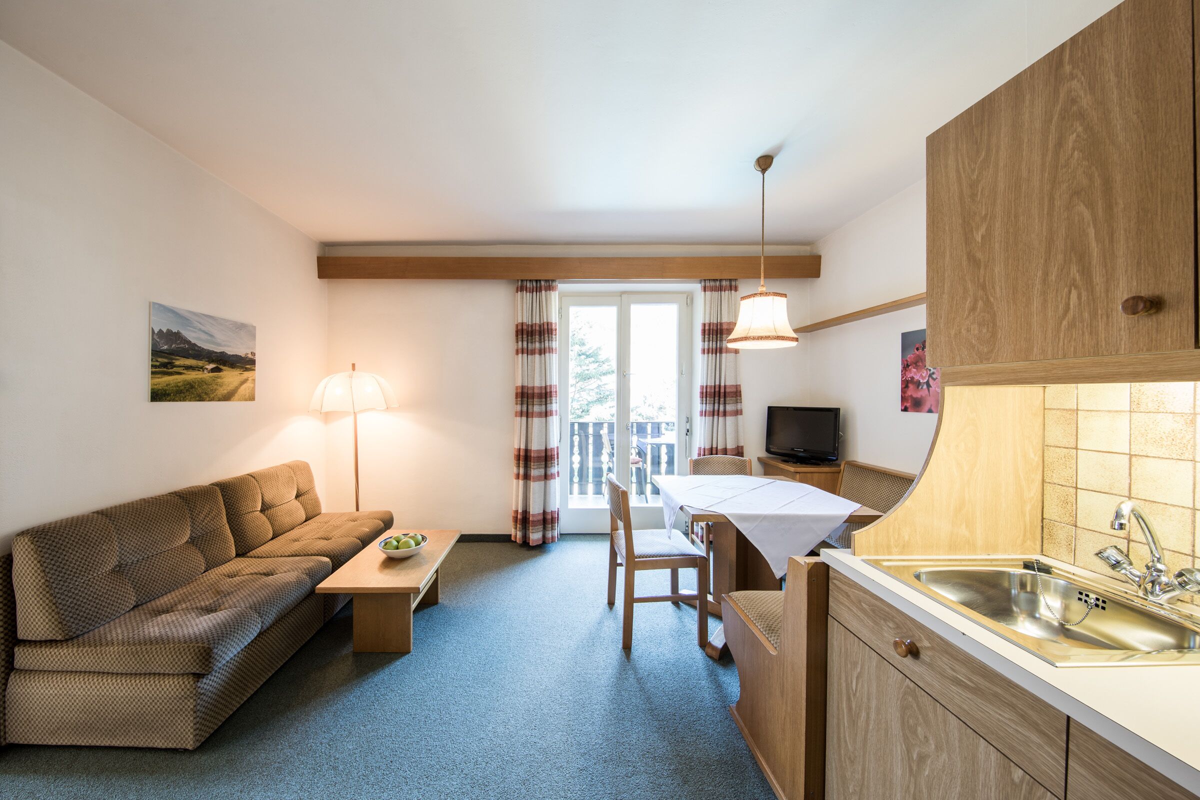 Télévision, baby-foot, table de tennis de table