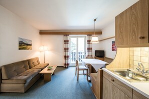 Télévision, baby-foot, table de tennis de table