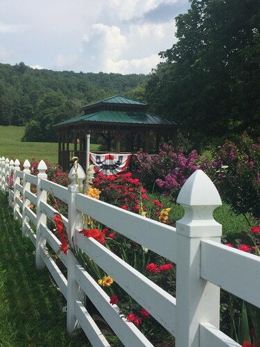 CHARMING COUNTRY GETAWAY!