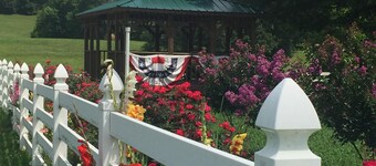 CHARMING COUNTRY GETAWAY!