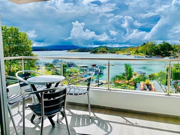 Panoramic Apartment | Outdoor dining - Guatape Lake view (Guatapé)