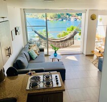 Apartamento panorámico | Zona de estar | Smart TV de 55 pulgadas con canales digitales