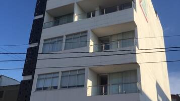 Um edifício de vários andares com uma fachada identificada por