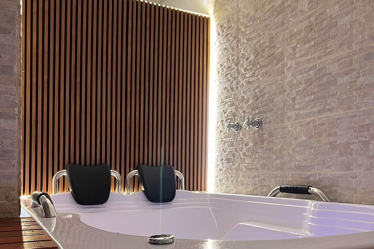 Premium Apartment | Private spa tub