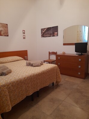 3 bedrooms, iron/ironing board, bed sheets