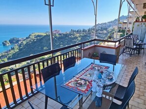 Outdoor dining - A splendid three-room apartment with a pool and breathtaking views. (Taormina)