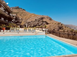 Outdoor pool - A splendid three-room apartment with a pool and breathtaking views. (Taormina)