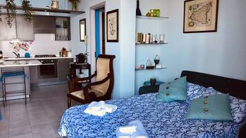 2 camere, una scrivania, ferro/asse da stiro, culla da viaggio