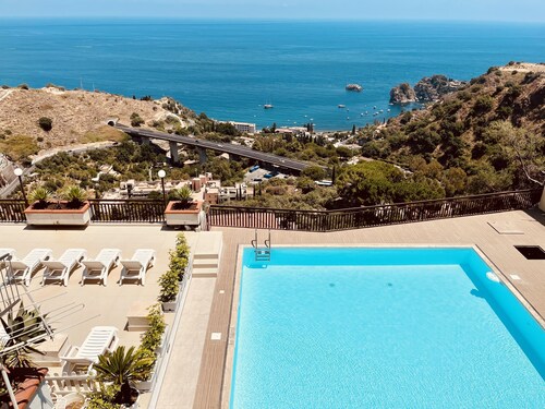 A splendid three-room apartment with a pool and breathtaking views.
