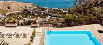 A splendid three-room apartment with a pool and breathtaking views.