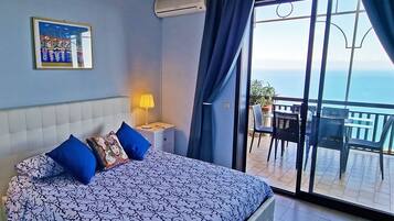 2 camere, una scrivania, ferro/asse da stiro, culla da viaggio