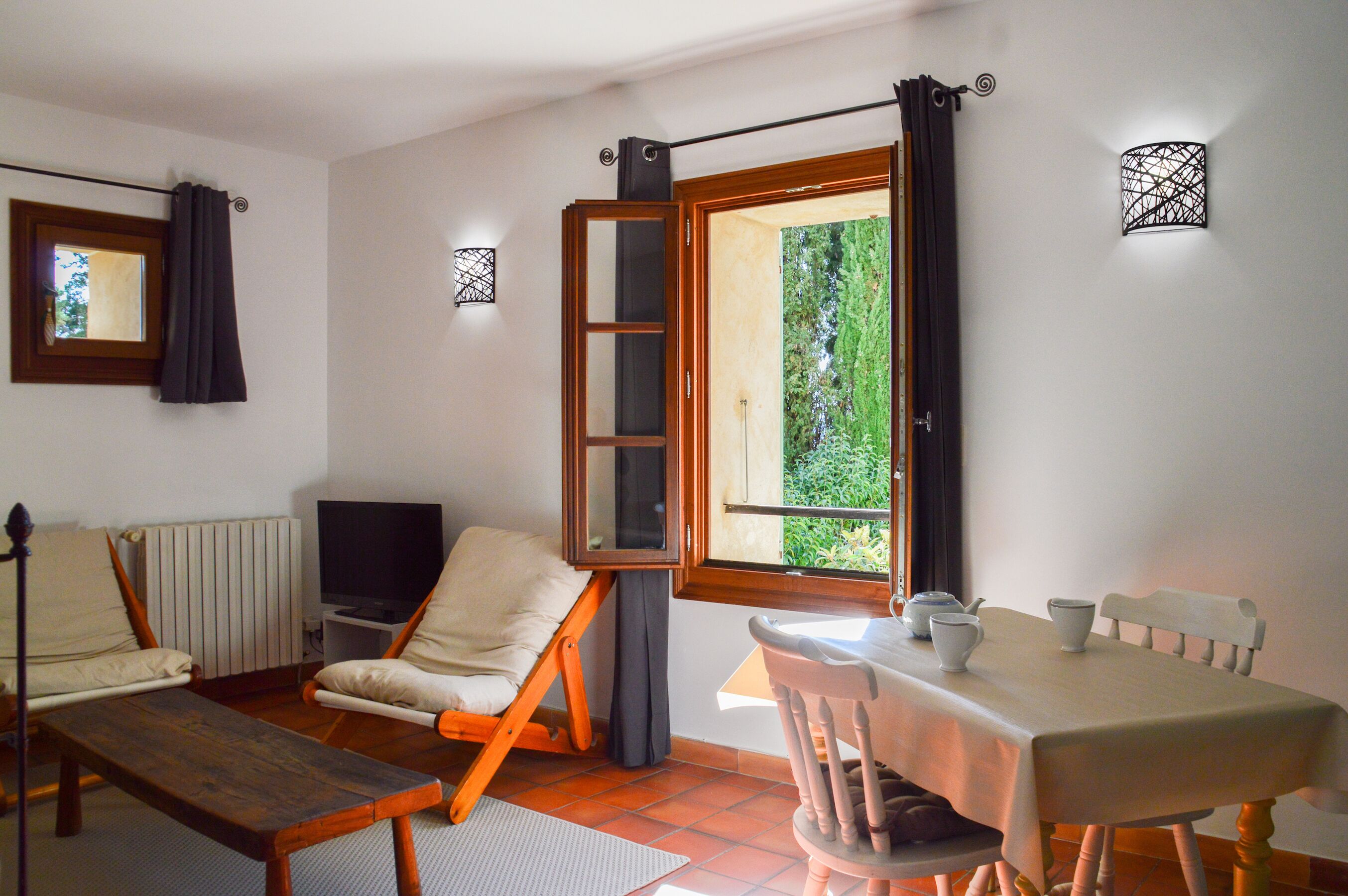 Una televisión, un futbolín, una mesa de tenis de mesa, libros