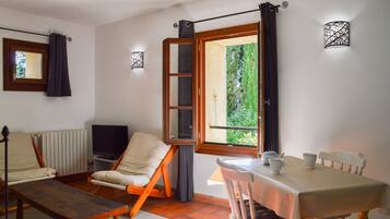 Una televisión, un futbolín, una mesa de tenis de mesa, libros