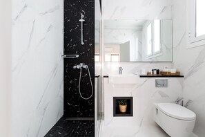 Suihku, hiustenkuivaaja