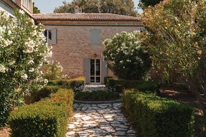 Exterior - In an old rural farmhouse with swimming pool and sea view, perfect for couples (Pesaro)
