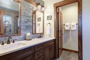 Bathtub, hair dryer - Great Location Near Pool with Suncadia Pool Access (Cle Elum)