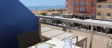 تناول الطعام بالخارج