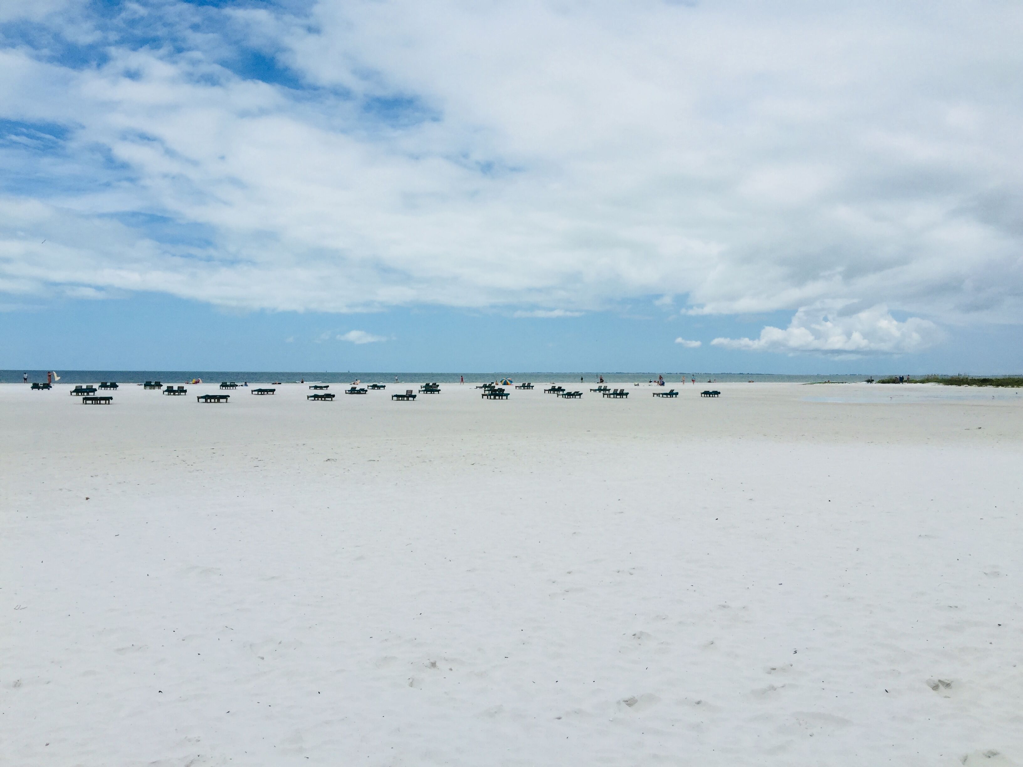 På stranden, solsenger og strandhåndklær
