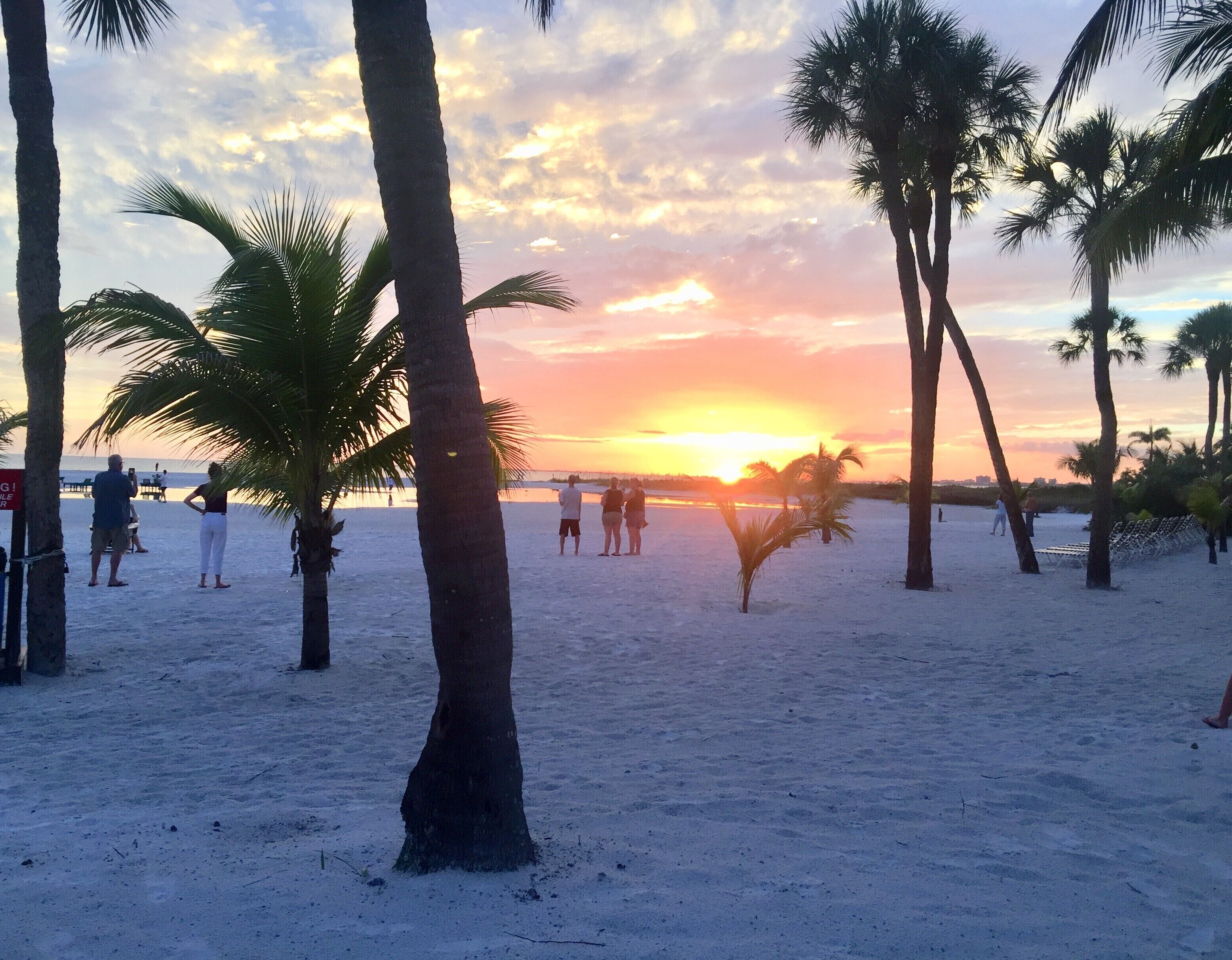 På stranden, solsenger og strandhåndklær