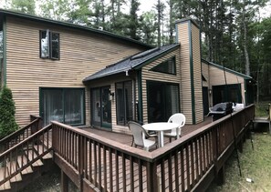 Outdoor dining - Rest and relax in a private setting with plenty of space for family and friends (Moultonborough)