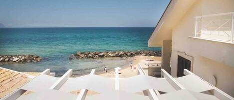 Plage, chaises longues, serviettes de plage