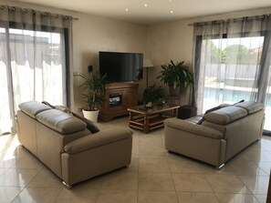 Smart TV, DVD player, table tennis, books