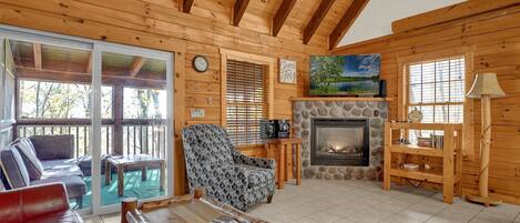 Älytelevisio, takka, videopelejä, pöytätennispöytä