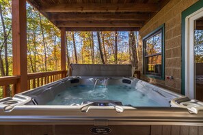 Outdoor spa tub - Mockingbird Cabin (Hocking Hills area) (Sugar Grove)