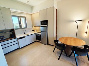 Kühlschrank, Ofen, Herdplatte, Wasserkocher mit Kaffee-/Teezubehör