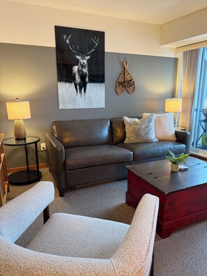 Smart TV, fireplace, video games, DVD player - Recently Renovated 2 bd T/H with pool and hot tub in popular Sunpath Complex (Whistler)