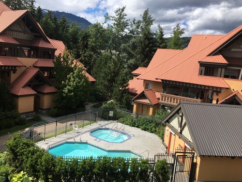 Recently Renovated 2 bd T/H with pool and hot tub in popular Sunpath Complex