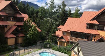 Recently Renovated 2 bd T/H with pool and hot tub in popular Sunpath Complex