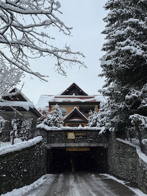 Exterior - Recently Renovated 2 bd T/H with pool and hot tub in popular Sunpath Complex (Whistler)