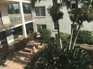 Outdoor dining - Paradise!  Gulf beach, On bay, bike, fish, kayak, relax, shop, swim, tennis..... (Longboat Key)