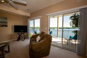 Smart TV, DVD player, table tennis, stereo