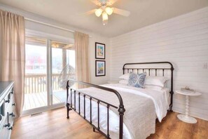 4 bedrooms, desk, iron/ironing board, WiFi - Discover the Blushing Pelican, a charming 4-bedroom home in Oak Island for up to 9 guests. (Oak Island)