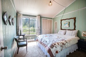 4 bedrooms, desk, iron/ironing board, free WiFi
