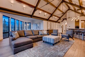 Televisión, chimenea y futbolito 