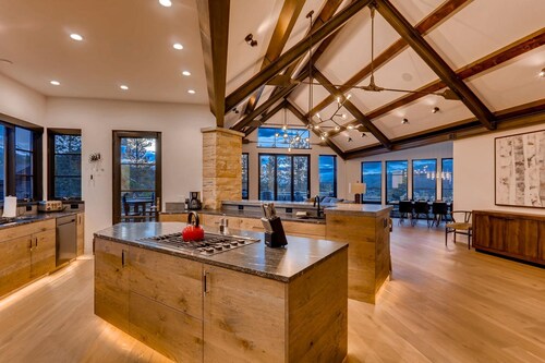 Iron Eagle Landing: Private Home on Golf Course, Hot Tub, Firepit, Pool Table