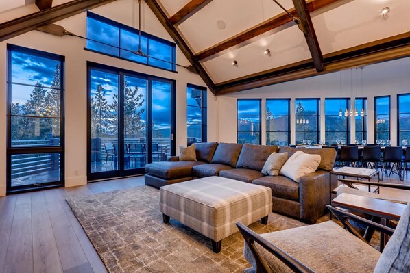 Televisión, chimenea y futbolito 