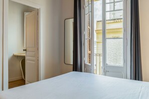 3 bedrooms, WiFi, bed sheets - Nice, cozy&comfy apartment near Passeig de Gracia (Barcelona)